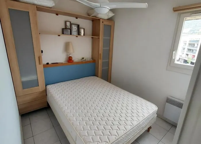 Dans Securisee Vue Piscine Le Lavandou